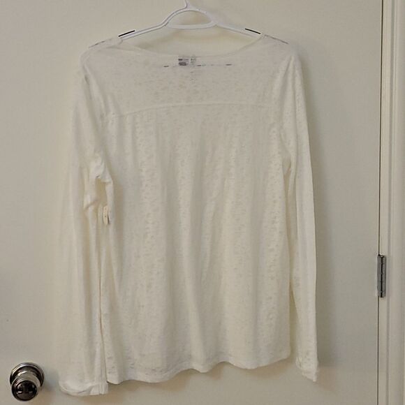 3/$30 New DIRECTIONS Cream Long Sleeve Burnout Scoop Neck Blouse Size Medium - Picture 4 of 8